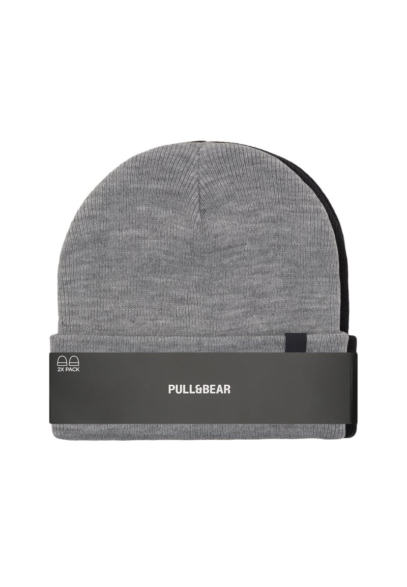 Grå stickad mössa med vikt kant, en del av ett tvåpack, med en svart detalj. Förpackad med ett svart pappersband som visar logotypen.