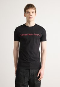 Calvin Klein Jeans - CORE INSTITUTIONAL LOGO SLIM TEE - Print T-shirt - black/salsa Thumbnail Image 1