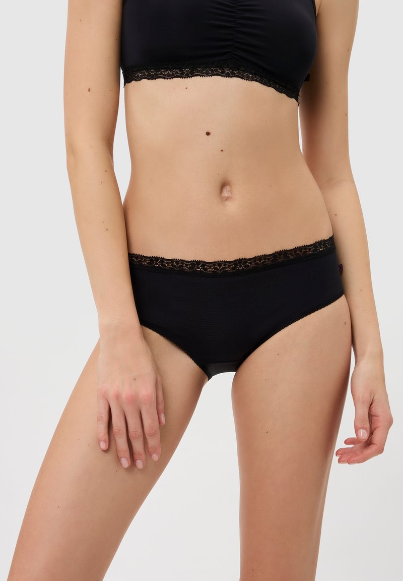 Schwarze Panties mit einem Spitzensaum, die eine glatte Textur und ein klassisches Bikini-Design aufweisen. Keine zusätzlichen Muster oder Akzente sichtbar.