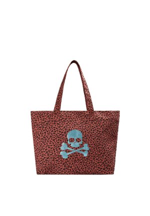 Bolso tote rojo con estampado de leopardo, dos asas y un gran diseño azul brillante de calavera y huesos cruzados en la parte delantera.