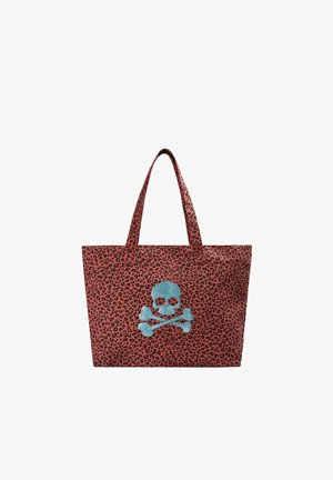 Rød leopardprint tote taske med to håndtag og et stort blåt glitter kranie og korslagte knogler design på forsiden.