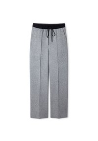 Pantaloni della tuta grigi con cintura nera regolabile, tasche laterali e design plissettato; realizzati in un morbido tessuto testurizzato con una vestibilità rilassata.