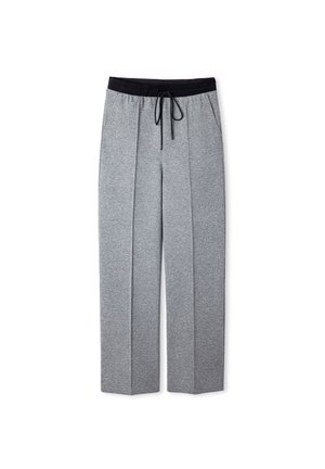 Pantaloni della tuta grigi con cintura nera regolabile, tasche laterali e design plissettato; realizzati in un morbido tessuto testurizzato con una vestibilità rilassata.