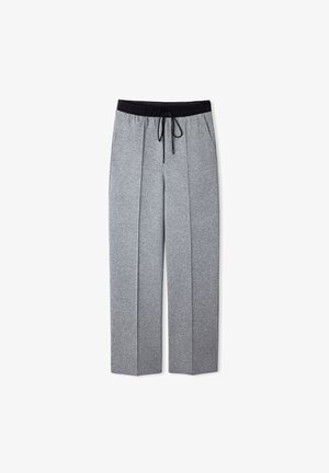 Grijze sweatpants met een zwarte tailleband met trekkoord, zijzakken en een geplooid ontwerp; gemaakt van zacht, gestructureerd weefsel met een relaxte pasvorm.