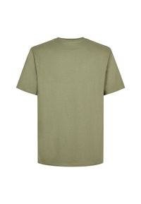 Camiseta de algodón verde oliva con cuello redondo clásico y mangas cortas. Textura suave con dobladillo recto y sin detalles adicionales.