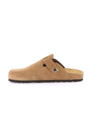 Zoccolo in suede marrone con parte posteriore aperta, punta arrotondata, cinturino regolabile e suola in sughero. Caratterizzato da una texture liscia e un accento metallico vicino al cinturino.