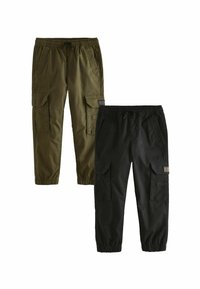 Deux paires de pantalons cargo, une de couleur vert olive et l'autre noire, en coton. Les deux disposent de ceintures élastiques, de poches latérales et de bas fuselés.