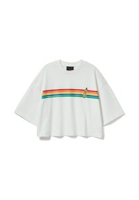 Biała krótka koszulka z krótkimi rękawami, z wielokolorowym wzorem pasków poziomych i graficznym motywem żyrafy z przodu.