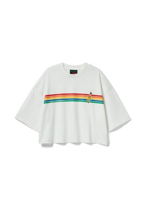 Bílý krátký crop top s krátkými rukávy, zdobený vícero barevnými horizontálními pruhy a grafickým motivem žirafy na přední straně.