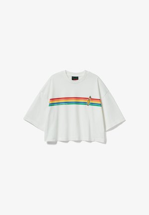 Bílý krátký crop top s krátkými rukávy, zdobený vícero barevnými horizontálními pruhy a grafickým motivem žirafy na přední straně.