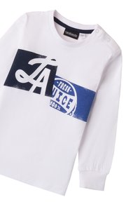 Weißes Langarm-T-Shirt mit blauem Grafikdesign und den Texten "LA" und "FRESH JUICE 100%". Aus weichem Baumwollmaterial, runder Ausschnitt und Knopfdetails an der Schulter.