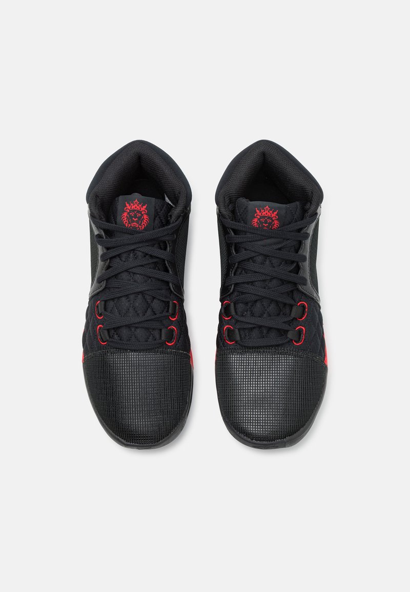 Baskets de sport noires avec une tige en mesh noir texturé, accents rouges et un capuchon de pied à motifs. Dispose d'un système de laçage traditionnel.