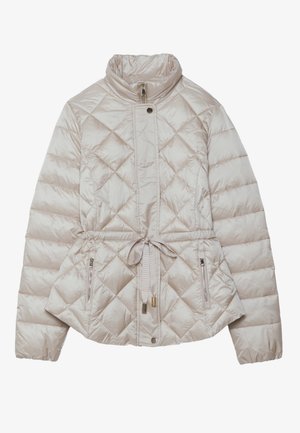 Giacca imbottita beige con zip frontale, trapuntatura a rombi, colletto alto, cintura regolabile in vita e tasche laterali con zip per funzionalità.