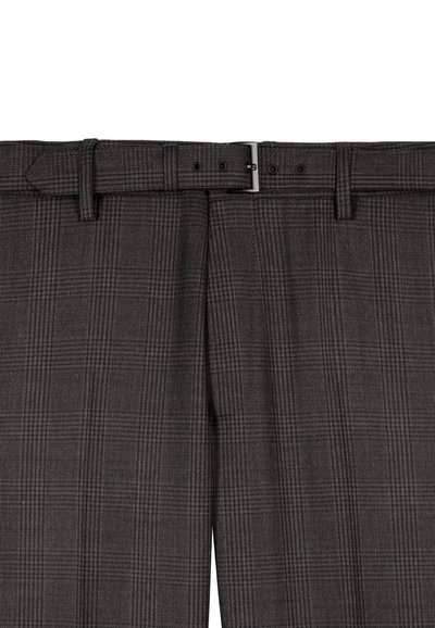 Grijze geruite broek met een platte voorkant, riemlussen en een enkele metalen gesp. Gestructureerde stof met subtiele patroon details.