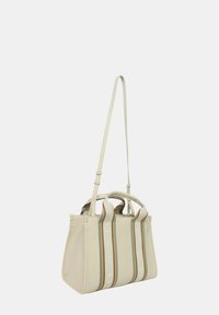 Borsa a mano beige realizzata in materiale testurizzato, dotata di due manici superiori, di una lunga tracolla regolabile e di strisce a contrasto con dettagli di branding.