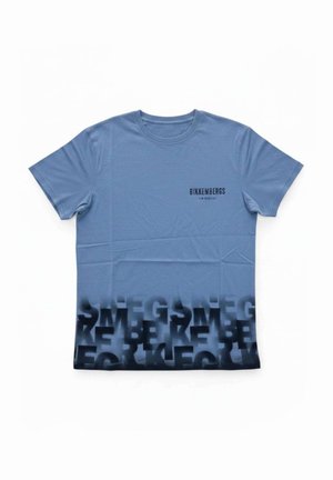 T-shirt blu a maniche corte con motivo testuale sfumato nero lungo la parte inferiore e piccolo logo "Bikkembergs" sulla parte superiore sinistra del petto.