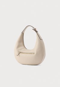 Bēša ādas hobo soma ar apaļu formu, priekšpusē rāvējslēdzēja kabata un izliektas formas siksna. Gluda tekstūra ar tīrām līnijām.