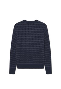 Tengerészkék kötött pulóver, amely texturált mintával és jellegzetes vízszintes csíkokkal rendelkezik, hosszú ujjakkal és kerek nyakkivágással.