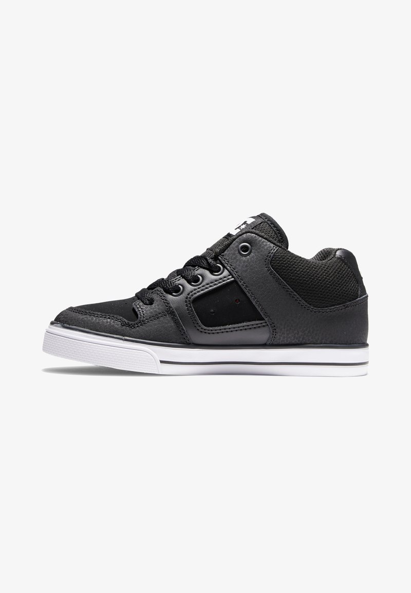 Sorte høj-top sneakers med en overdel i læder og mesh, hvid gummisål, sorte snørebånd og brandingdetaljer på siden. Har en polstret krave.