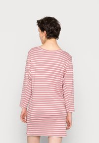 Vestido de mangas compridas em rosa com riscas horizontais brancas, feito de tecido suave. Apresenta um decote redondo e um corte descontraído, terminando a meio da coxa.