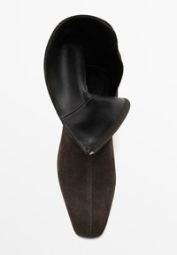 Brauner Wildleder-Stiefelette mit hochgekrempeltem schwarzen Lederkragen, spitzer Zehenpartie und flacher Sohle. Verfügt über eine Nahtverzierung am oberen Rand.