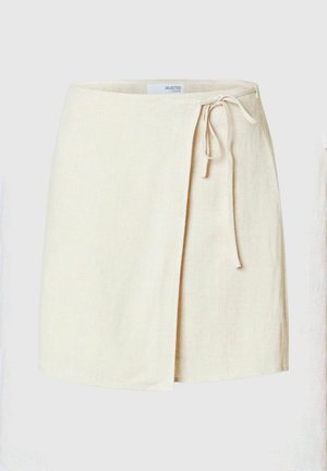 Gonna avvolgente in lino beige con vita legata. Presenta una leggera forma a A e una consistenza morbida, adatta per abbigliamento casual o semi-formale.