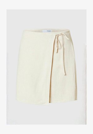 Beżowa lniana spódnica wrap z wiązanym pasem. Posiada lekko trapezowy kształt i miękką teksturę, idealna na casualowe lub półformalne okazje.