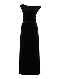 Βραδινό φόρεμα από μαύρο βελούδο με εφαρμοστό μπούστο, ντεκολτέ τύπου έξω οι ώμοι, πτυχές στα πλάγια και διακοσμήσεις σε χρυσό τόνο στη μέση. Μακριά, ρέουσα φούστα.
