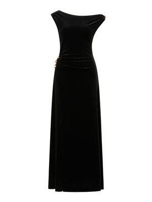 Rochie de seară din catifea neagră cu bust ajustat, decolteu pe umeri, detalii drapate pe lateral și aplicații aurii în talie. Fustă lungă, fluidă.