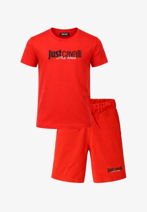 Set composto da t-shirt rossa a maniche corte e pantaloncini con logo testuale nero "Just Cavalli Little Rogue" sul petto e sulla gamba sinistra.