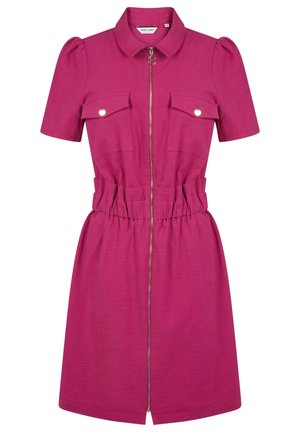 Kurzärmliges fuchsienfarbenes Kleid mit geraffter Taille, vorderem Reißverschluss mit Ringzug, Hemdkragen und zwei Klapp-Brusttaschen mit Knöpfen.