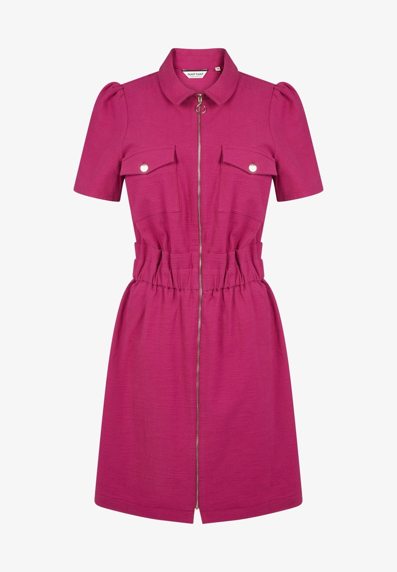 Robe fuchsia à manches courtes avec taille froncée, fermeture éclair devant avec tirette anneau, col chemise et deux poches poitrine à rabat avec boutons.