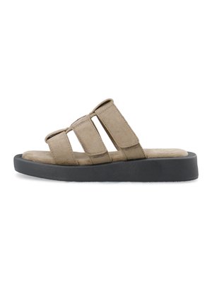 Beżowe sandały typu slide z zamszu z trzema regulowanymi paskami na rzep oraz grubą czarną podeszwą.