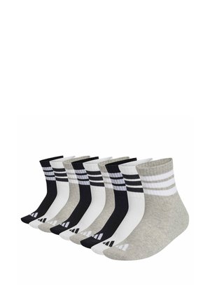 Negen paar enkelsokken in zwart, wit en grijs, elk met twee horizontale strepen vlakbij de boord en een klein logo op de teen.