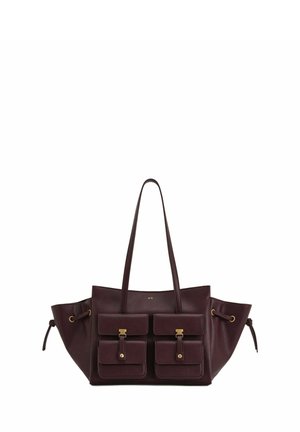 Sac fourre-tout en cuir marron foncé avec deux poches avant à rabat, sécurisées par des boucles dorées, et longues sangles pour l'épaule.