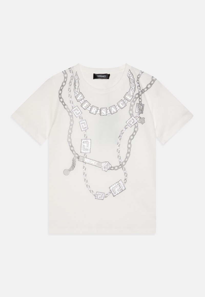 Valge puuvillane T-särk, millel on hõbedaste ahelate ja ripatsite graafikate kujundused koos "VERSACE" tekstiga, luues kihilise välimuse ja tekstuuri.
