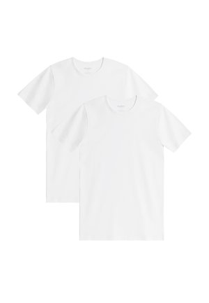 Dwie gładkie białe koszulki z krótkim rękawem i okrągłym dekoltem, jedna lekko za drugą, prezentowane na białym tle.