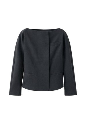 Blazer de mujer gris oscuro con mangas largas, escote barco y tres bolsillos delanteros de ojal, diseño minimalista sin botones visibles.