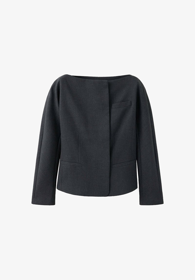 Blazer femme gris foncé avec manches longues, encolure bateau et trois poches avant passepoilées, design minimaliste sans boutons visibles.