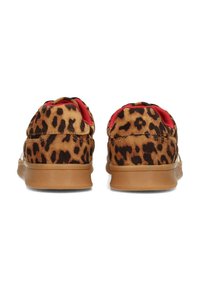 Zapatillas de ante con estampado de leopardo, suela de goma marrón y forro rojo, con punta redonda y cuello acolchado para mayor comodidad.