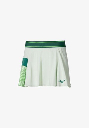 Weißer plissierter Rock mit dunkelgrünem Taillenbund, grünem geometrischem Muster auf der Seitenbahn und grünem Logo nahe dem Saum.