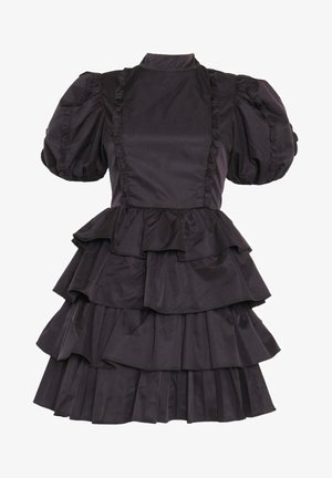 Abito in satin nero con collo alto, maniche a sbuffo e multiple balze a strati all'orlo. Presenta dettagli arricciati lungo i bordi.