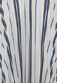 Kangak berlipat dalam warna biru muda, navy, dan garis beige, menampilkan garis vertikal dengan lebar dan tekstur yang bervariasi.
