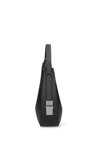 Zwarte lederen handtas met een gestructureerde afwerking, slanke vorm, enkele schouderriem en een rechthoekige zilveren sluiting als detail.