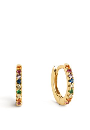 Gyldne øreringe i hoop-stil med små flerfarvede ædelsten langs den ydre overflade, vist mod en hvid baggrund.