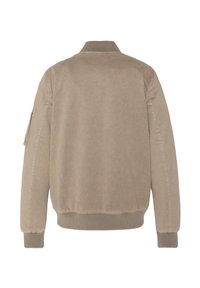 Chaqueta bomber beige con cuello y puños de seda, fabricada en un tejido suave, que cuenta con un bolsillo lateral. Diseñada con una parte trasera limpia y minimalista.