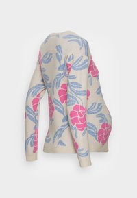 Gebreide trui met een beige basis, voorzien van een bloemenpatroon in roze en blauw. Heeft lange mouwen en een ronde halslijn, met geribbelde zoom en manchetten.