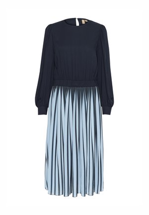 Robe bleu marine avec de longues manches bouffantes, un corsage ajusté et une jupe fluide ornée de rayures verticales noires et bleu clair.