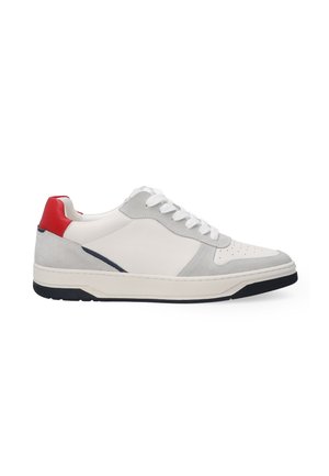 Hvide lave sneakers med grå ruskindsdetaljer, rød hæl og marineblå detalje på siden. Har flade hvide snørebånd og rund tå. Sort sål.