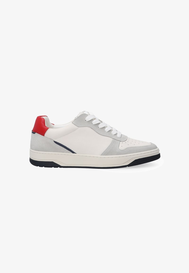 Witte lage sneakers met grijze suède accenten, rode hiel en marineblauw detail aan de zijkant. Voorzien van platte witte veters en een ronde neus. Zwarte buitenzool.